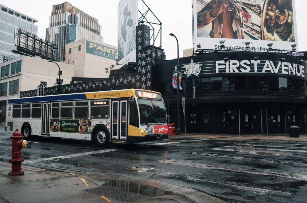ilustrasi bus di Hong Kong (unsplash.com/shootnmatch)