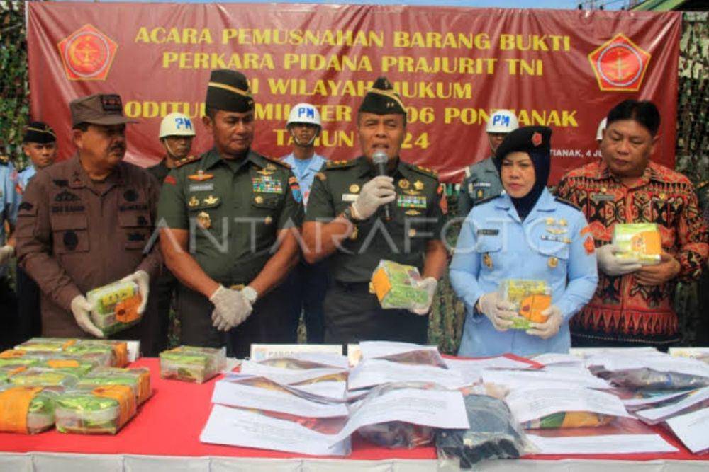 Mayjen Mokhammad Ali Ridho (ketiga dari kanan) menjadi Jaksa Pidana Militer. (ANTARA FOTO)