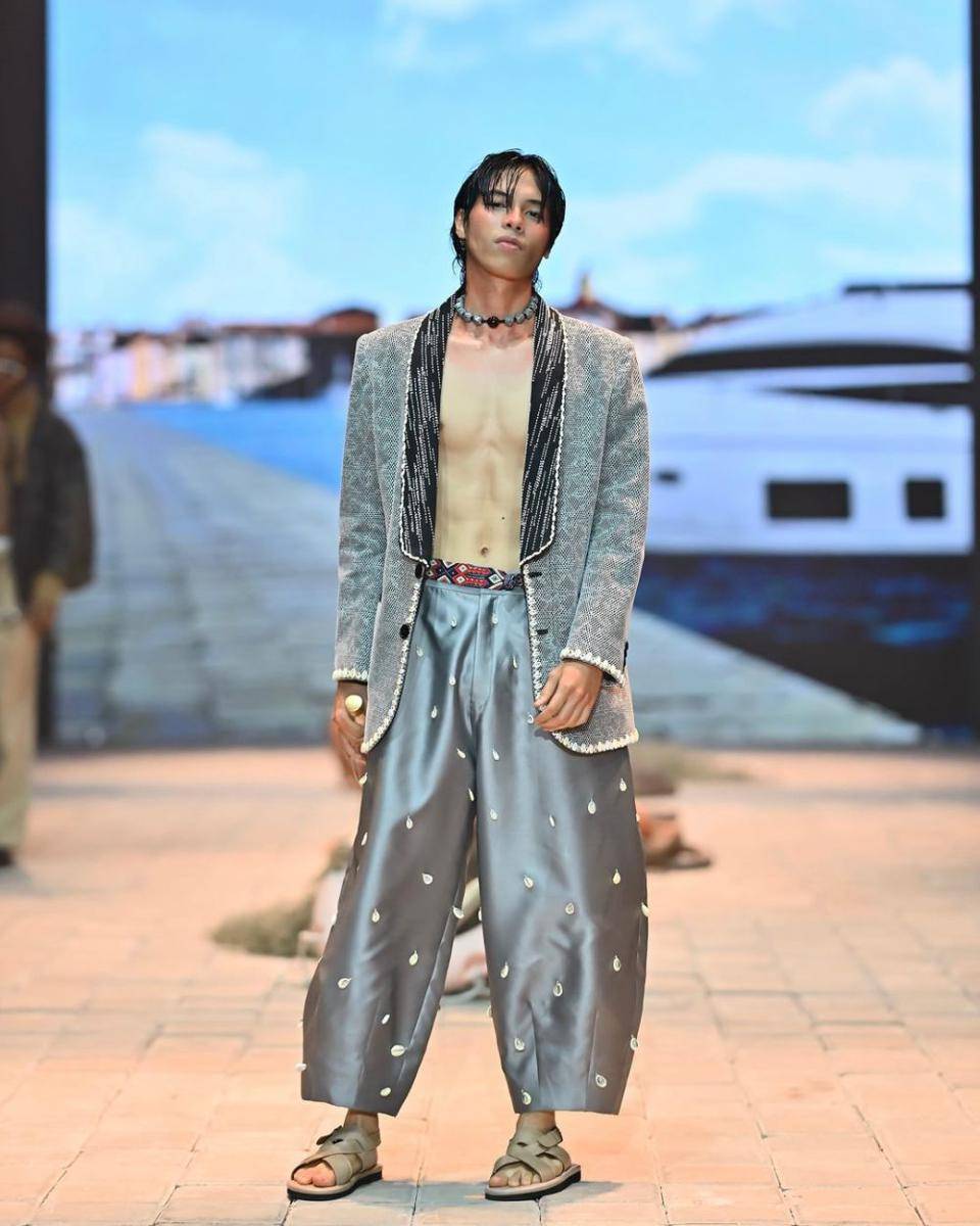 Batik Keris x SPOUS di Plaza Indonesia Men's Fashion Week (instagram.com/plazaindonesia)
