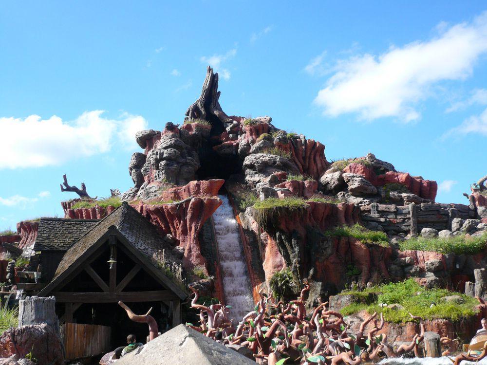wahana Splash Mountain (commons.wikimedia.org/Michael Gray)