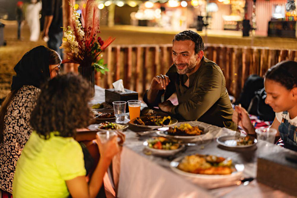 Ilustrasi makan bersama keluarga. (istockphoto.com/AzmanJaka)
