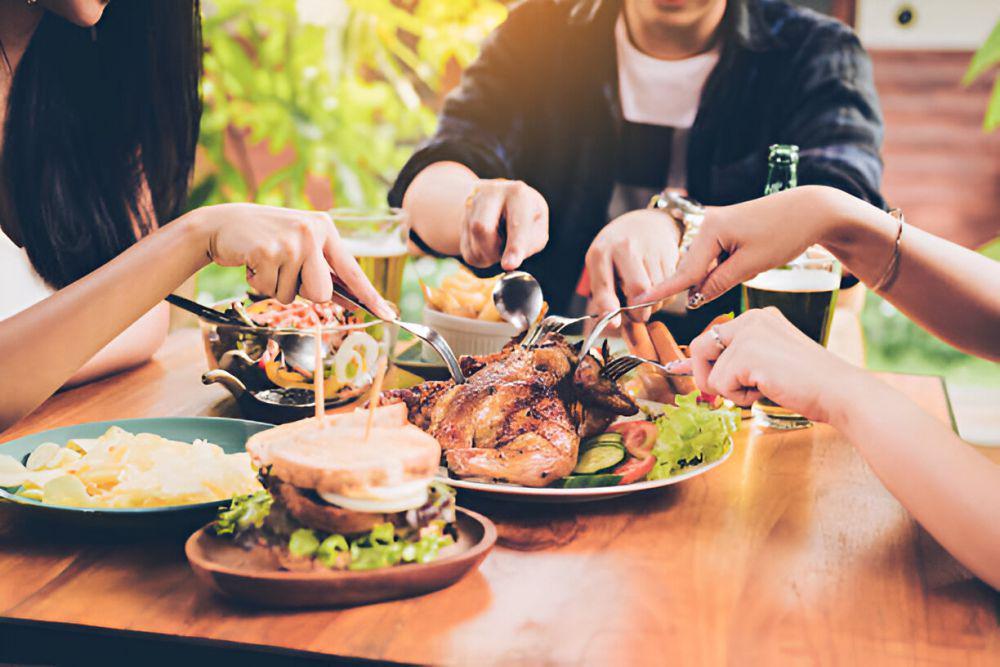 Ilustrasi makan bersama keluarga. (istockphoto.com/wutwhanfoto)