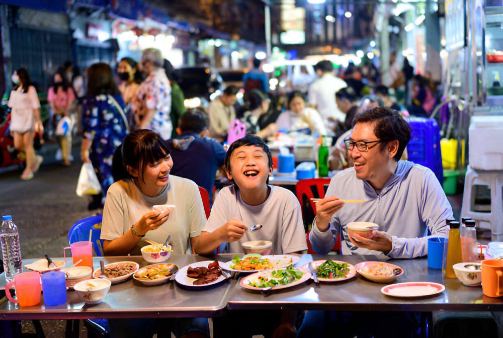 Ilustrasi makan bersama keluarga. (istockphoto.com/surachetsh)