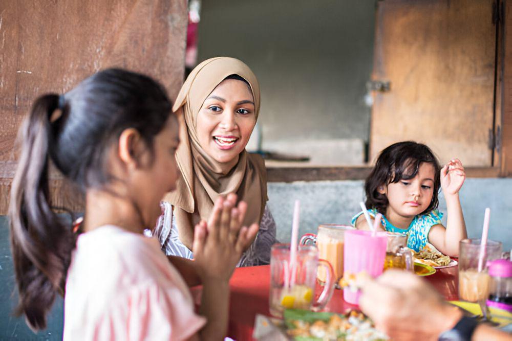 Ilustrasi makan bersama keluarga. (istockphoto.com/surachetsh)