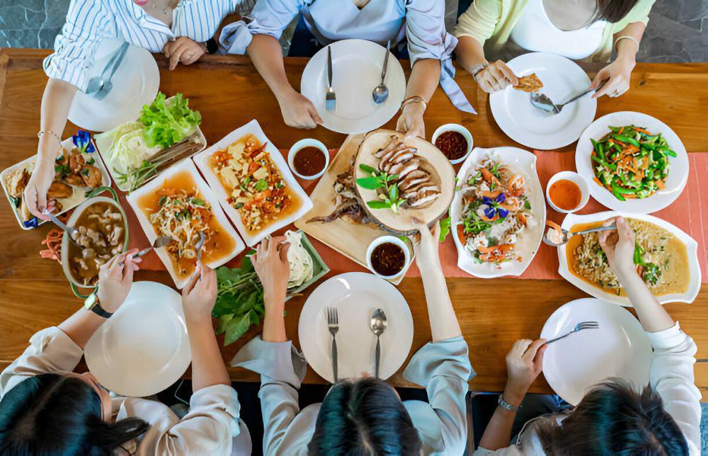 Ilustrasi makan bersama keluarga. (istockphoto.com/surachetsh)