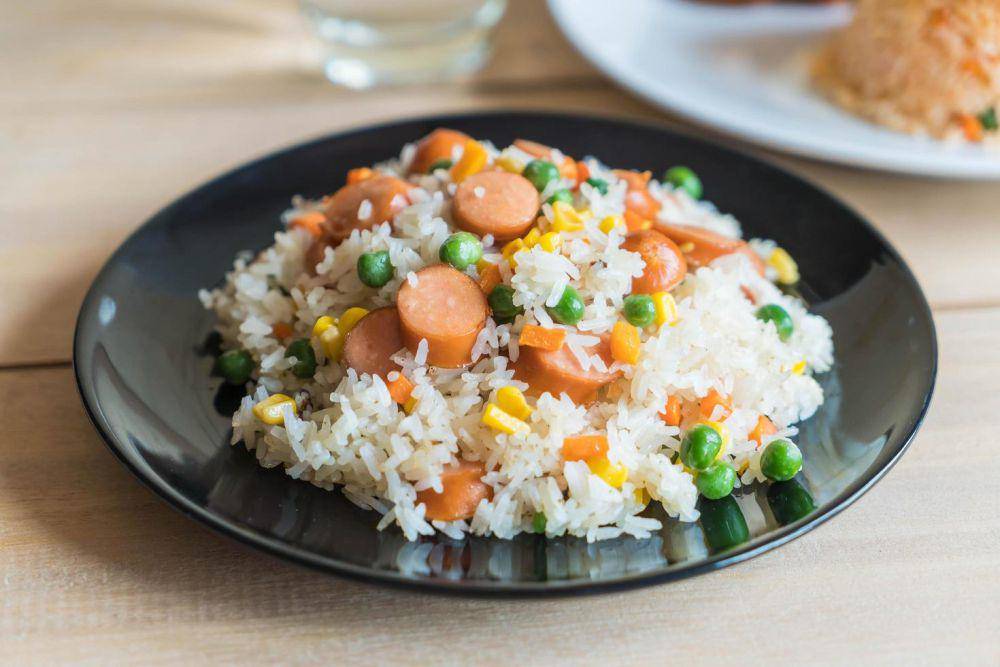 ilustrasi nasi goreng dengan sosis dan sayuran (vecteezy.com/topntp26)