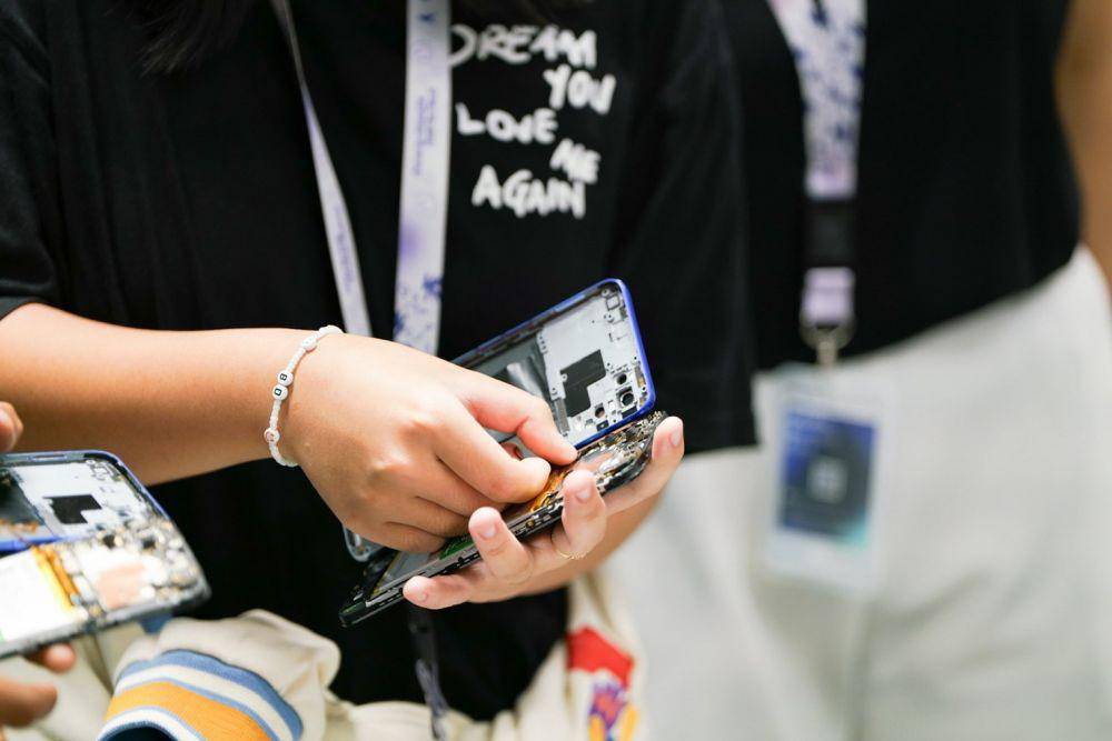 Mahasiswa saat workshop merakit smartphone (dok. OPPO)
