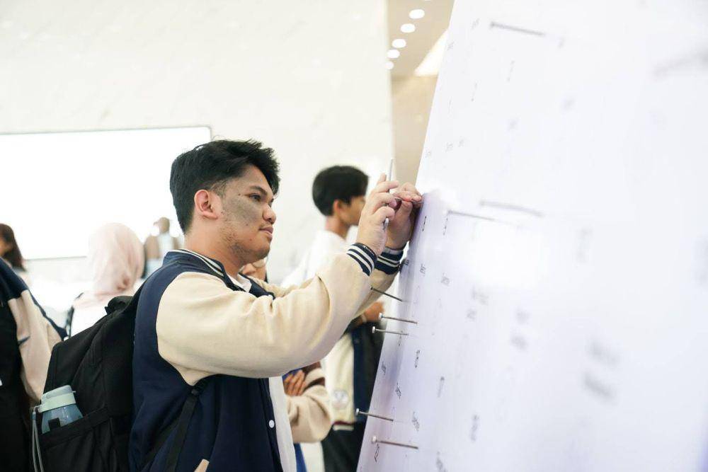 Mahasiswa mencoba keunggulan Reno12 Series di booth interaktif (dok. OPPO)