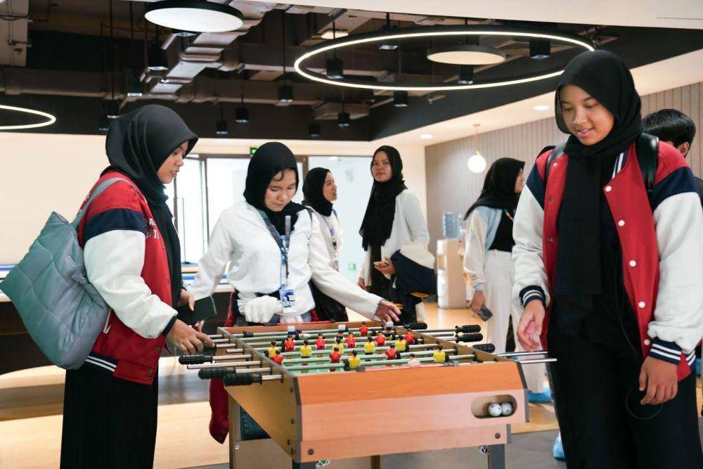 Mahasiswa mengunjungi fasilitas modern di Pabrik OPPO Indonesia (dok. OPPO)