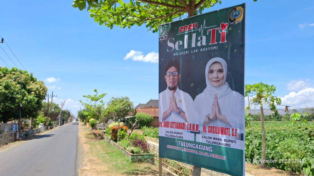 Logo Pemkab Tulungagung dicatut dalam Baliho Bapaslon di Tulungagung. IDN Times/ Bramanta Pamungkas