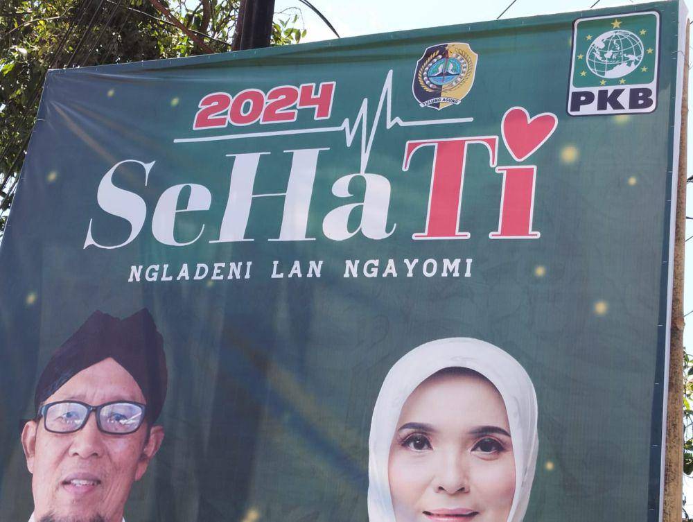 Logo Pemkab Tulungagung dicatut dalam Baliho Bapaslon di Tulungagung. IDN Times/ Bramanta Pamungkas