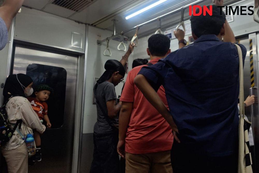 Suasana KRL yang dipenuhi penumpang pada siang hari. (IDN Times/Lia Hutasoit)