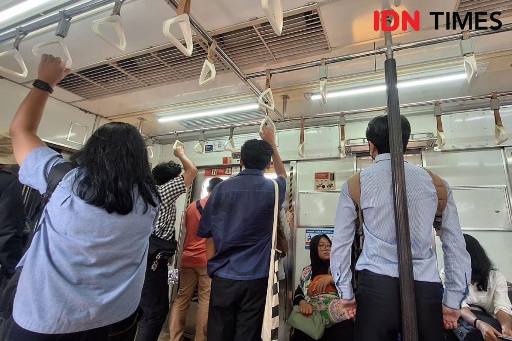 Suasana KRL yang dipenuhi penumpang pada siang hari. (IDN Times/Lia Hutasoit)