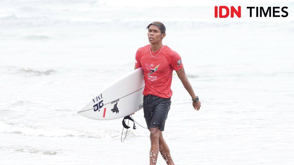 Peselancar Aceh, Dhanny Widianto. (IDN Times/Muhammad Saifullah)