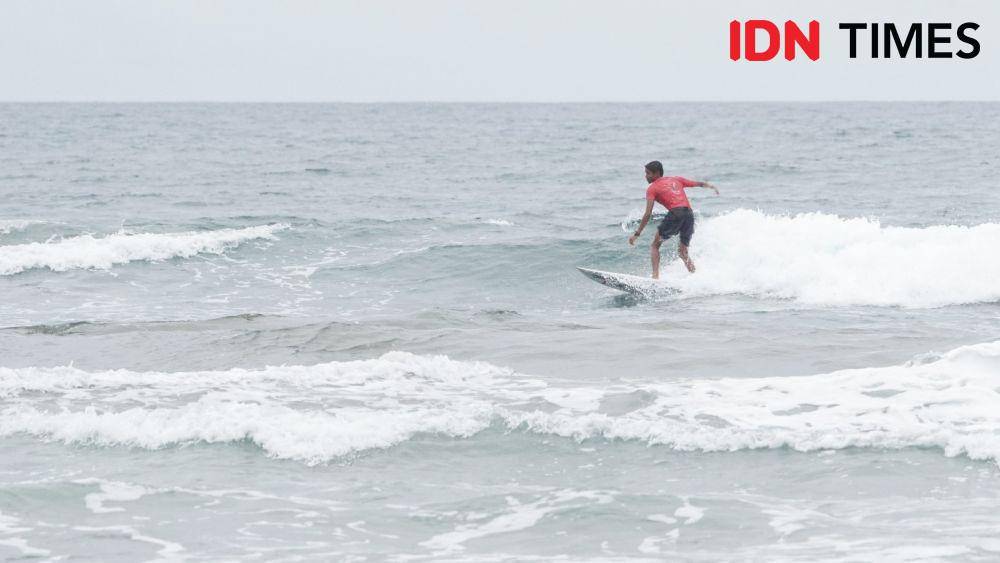 Peselancar Aceh, Dhanny Widianto, saat beraksi di Cabor Selancar Ombak Aerial Putra PON 2024 Aceh-Sumut. (IDN Times/Muhammad Saifullah)