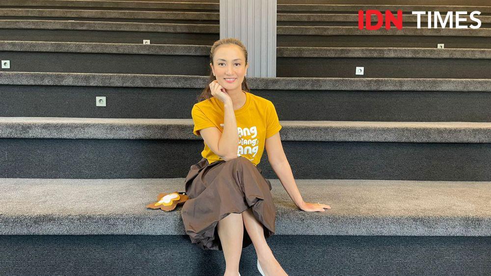 Dalami Peran Batak, Atiqah Hasiholan Nyetir L300 dan Nongkrong di Lapo