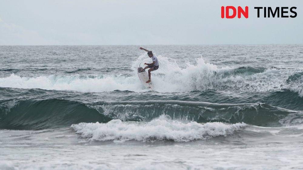 Peselancar Aceh, Dhanny Widianto, saat beraksi di Cabor Selancar Ombak Aerial Putra PON 2024 Aceh-Sumut. (IDN Times/Muhammad Saifullah)