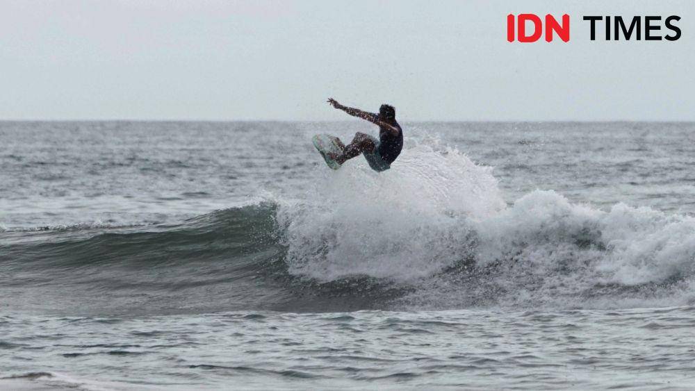 Salah seorang peselancara beraksi di Cabor Selancar Ombak Aerial Putra. (IDN Times/Muhammad Saifullah)