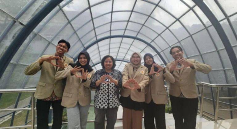 Mahasiswa Universitas Gadjah Mada (UGM) meneliti potensi kombinasi ekstrak biji salak pondoh dan kulit jeruk pamelo sebagai obat herbal alternatif bagi penderita penyakit kanker serviks. (Dokumentasi Humas UGM)