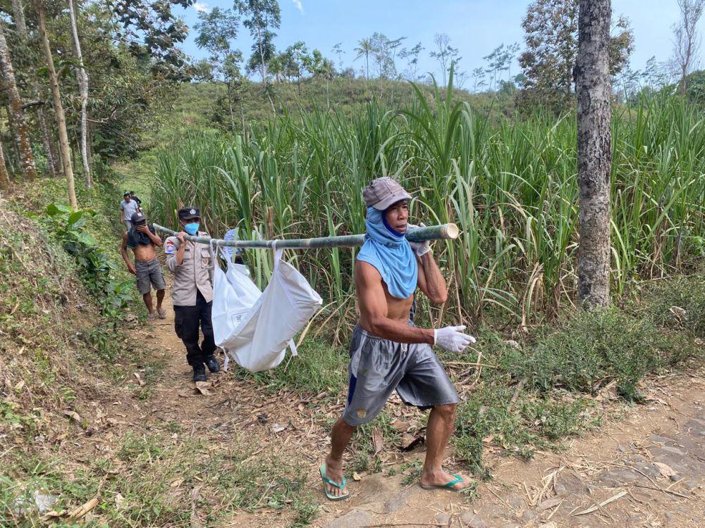 Evakuasi mayat tanpa identitas di Besar, Desa Tulusbesar, Kecamatan Tumpang, Kabupaten Malang. (DOK. Polsek Tumpang)