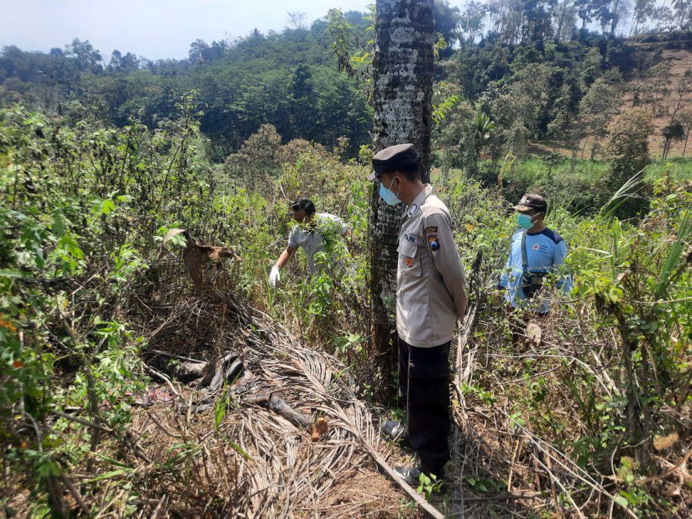Evakuasi mayat tanpa identitas di Besar, Desa Tulusbesar, Kecamatan Tumpang, Kabupaten Malang. (DOK. Polsek Tumpang)