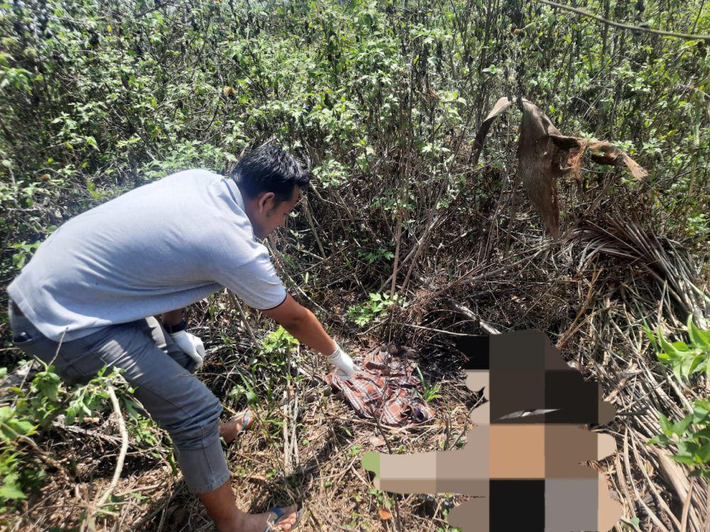 Evakuasi mayat tanpa identitas di Besar, Desa Tulusbesar, Kecamatan Tumpang, Kabupaten Malang. (DOK. Polsek Tumpang)