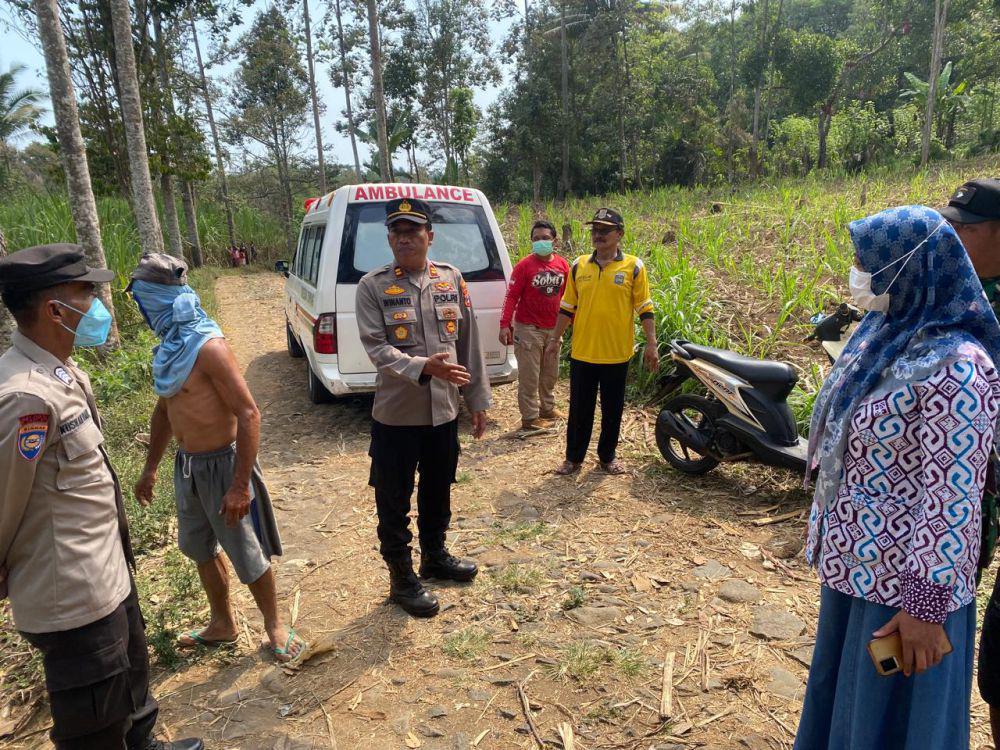 Evakuasi mayat tanpa identitas di Besar, Desa Tulusbesar, Kecamatan Tumpang, Kabupaten Malang. (DOK. Polsek Tumpang)