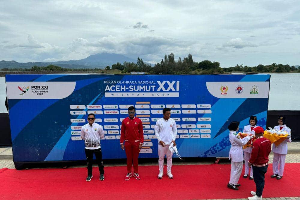 Pedayung Sulsel yakni Sulfianto (tengah) saat seremoni penyerahan medali cabor dayung putra nomor single sculls (M1X) yang berlangsung di Waduk Keuliling Indrapuri, Aceh Besar, Jumat 13 September 2024. (Dok. Humas Pemprov Sulsel)