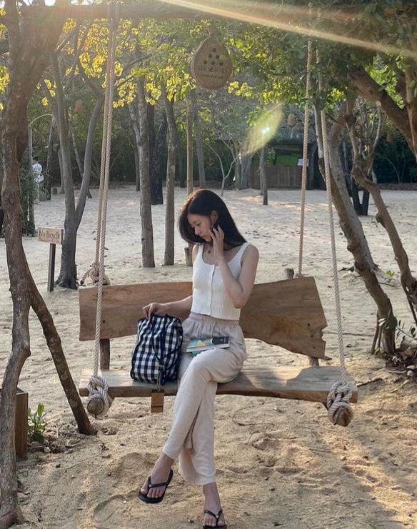 ide outfit buat travelling ala Jung So Min (instagram.com/somin_jj)