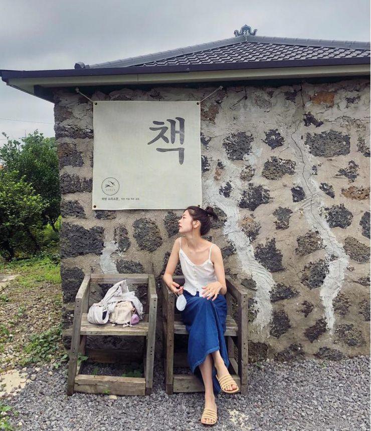 ide outfit buat travelling ala Jung So Min (instagram.com/somin_jj)