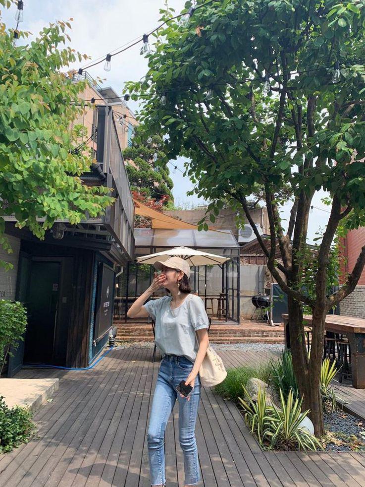 ide outfit buat travelling ala Jung So Min (instagram.com/somin_jj)