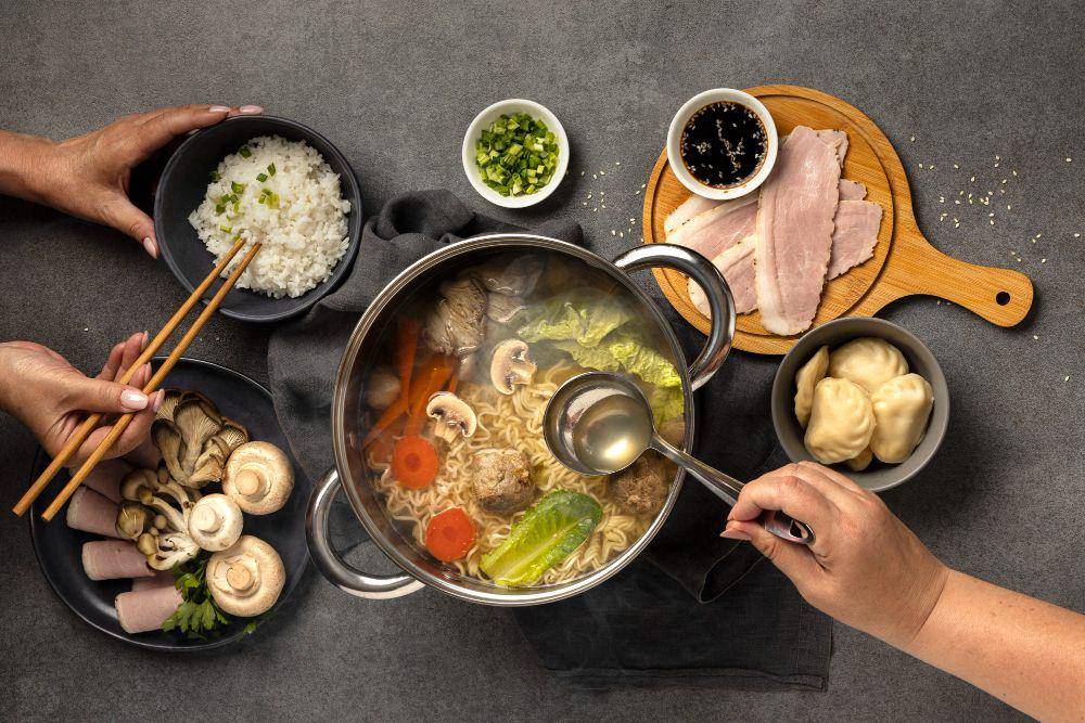 ilustrasi orang memasak mi (freepik.com/freepik)