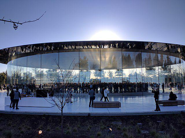 Tampak luar Steve Jobs Theater di Apple Park di Cupertino, California, AS (commons.wikimedia.org/Justin Ormont)