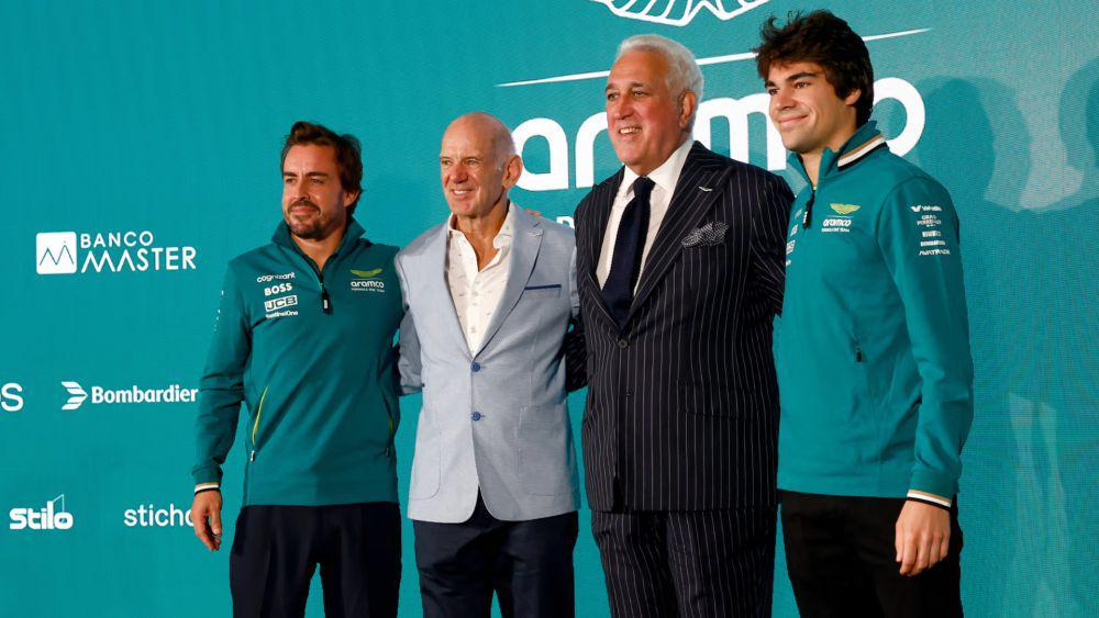 Adrian Newey (kiri tengah) bersama Fernando Alonso (kiri), Lance Stroll (kanan), dan Lawrence Stroll (kanan tengah). (formula1.com)