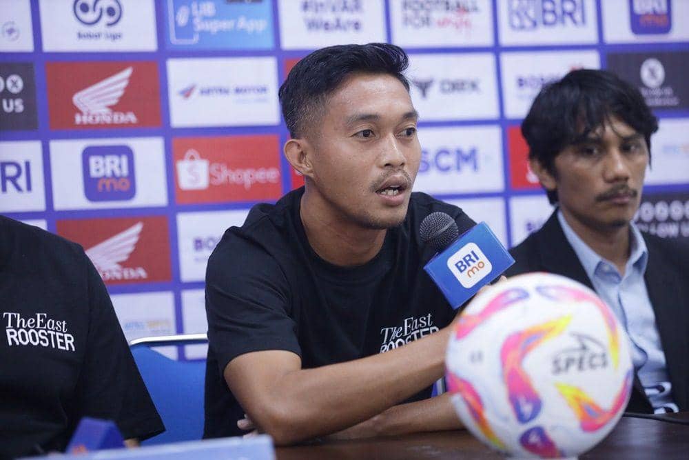 Gelandang PSM Makassar, Akbar Tanjung, saat berbicara di sesi jumpa pers pra-pertandingan BRI Liga 1 2024/25. (Dok. PT Liga Indonesia Baru)