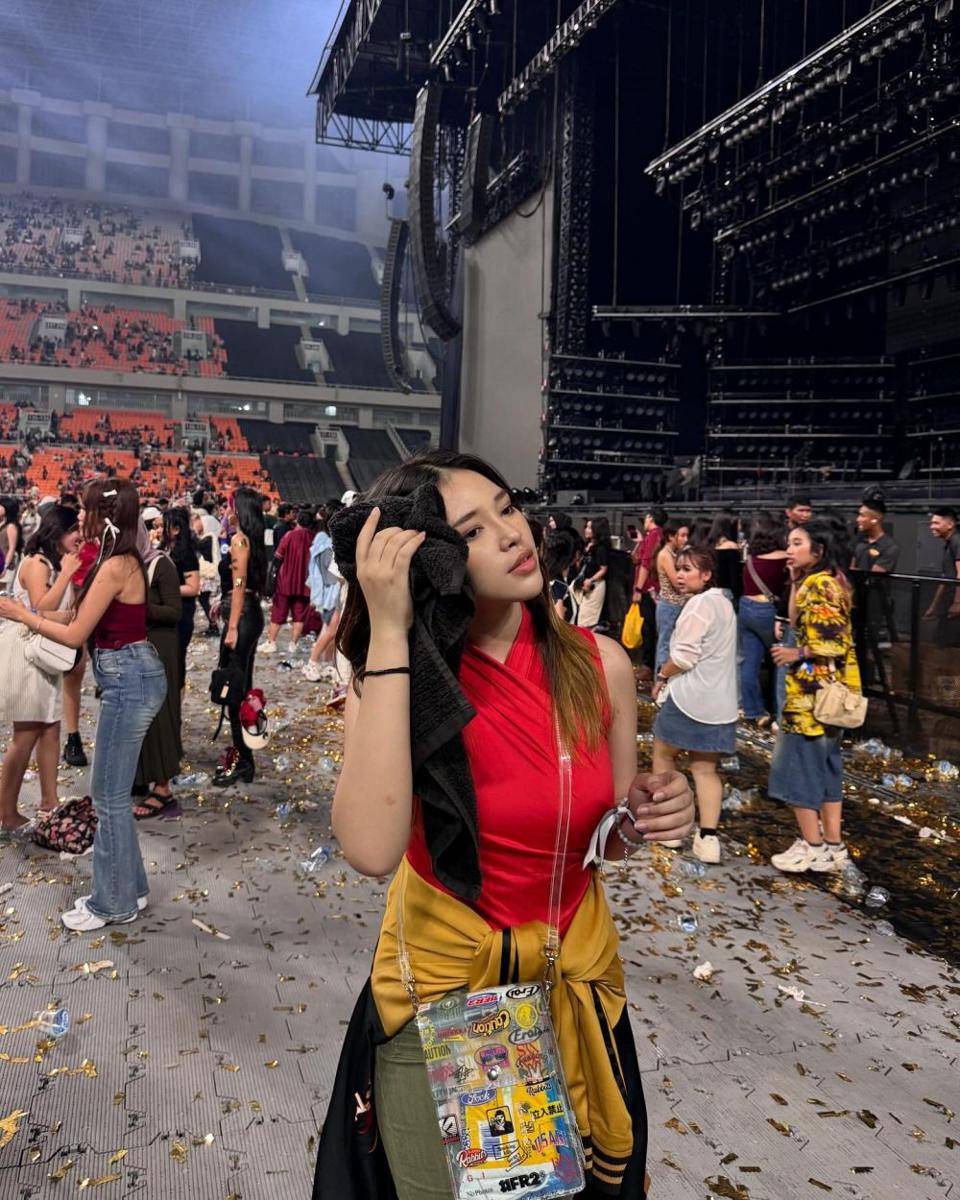 gaya artis yang nonton konser Bruno Mars (instagram.com/anneth.dlc)