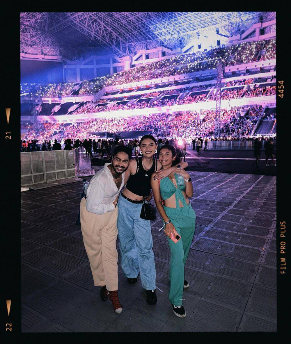 gaya artis yang nonton konser Bruno Mars (instagram.com/bebyleonardo)
