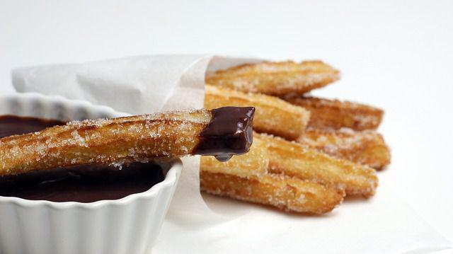 ilustrasi churros dengan saus cokelat (pixabay.com.Zozz_)