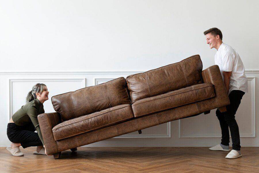 Ilustrasi servis sofa. (freepik.com/rawpixel.com)