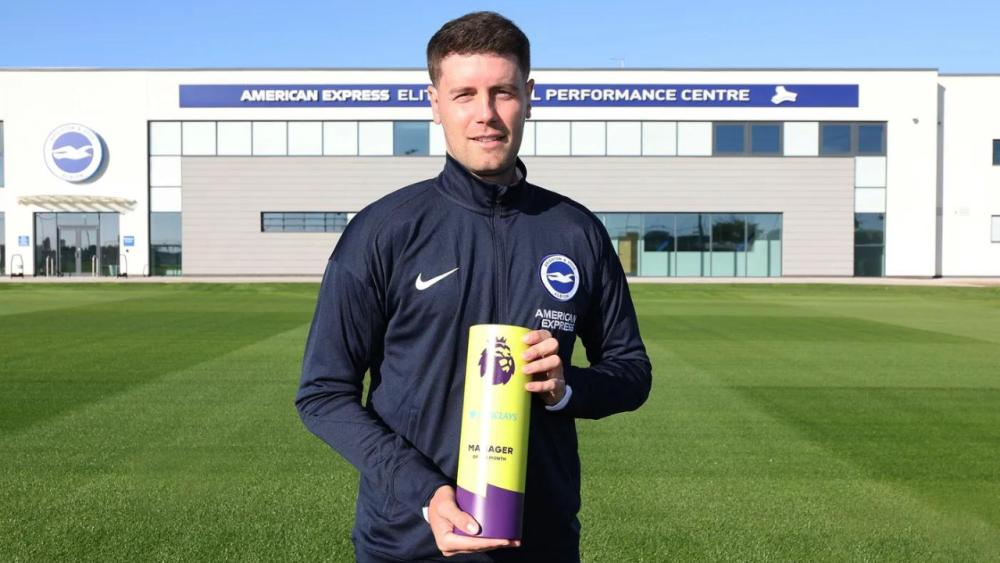 Fabian Hurzeler menciptakan sejarah dengan meraih penghargaan pelatih terbaik EPL edisi Agustus 2024. (premierleague.com)