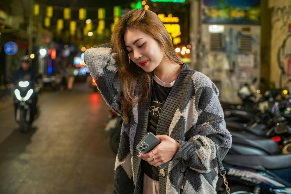 ilustrasi wanita pakai cardigan rajut (pexels.com/hoang anh)
