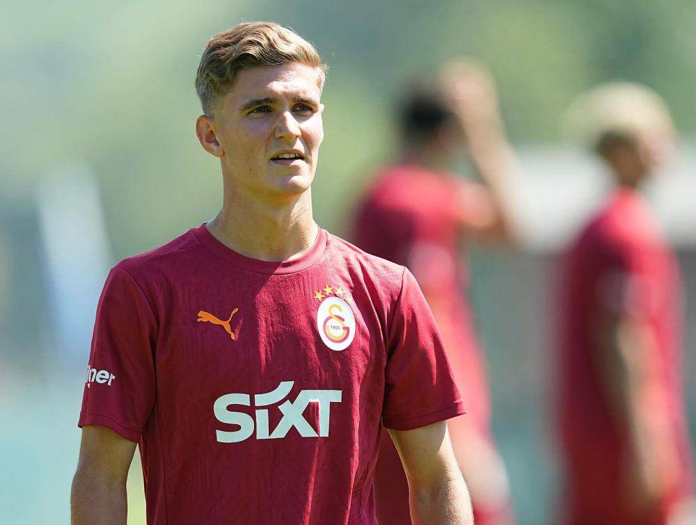 Elias Jelert saat membela Galatasaray. (instagram.com/galatasaray)
