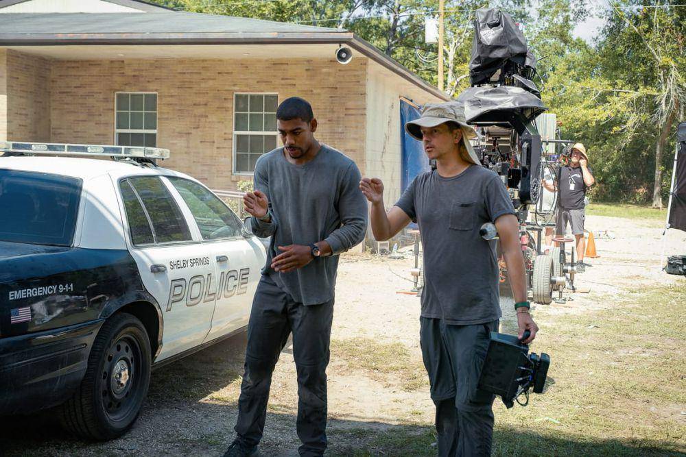 Jeremy Saulnier (kanan) di BTS film Rebel Ridge. (dok. Netflix/Rebel Ridge)