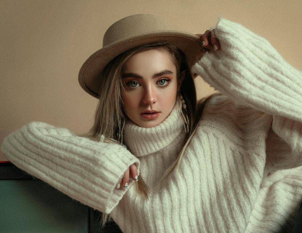 ilustrasi wanita memakai sweater rajut (pexels.com/Ali Pazani)