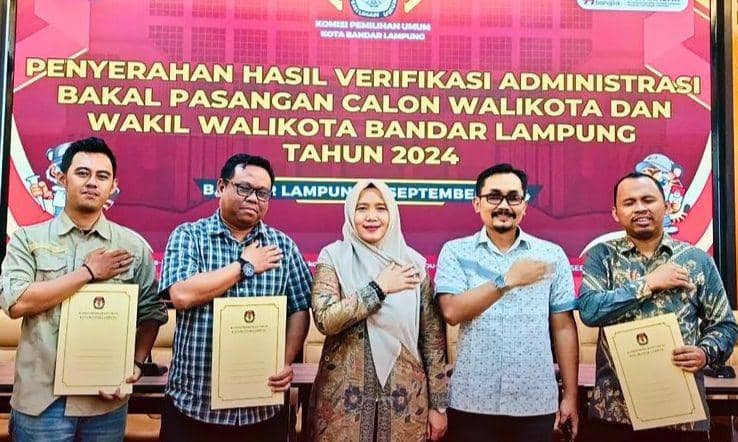 Penyerahan hasil verifikasi administrasi paslon Pilwakot Bandar Lampung 2024. (Dok. KPU Bandar Lampung).