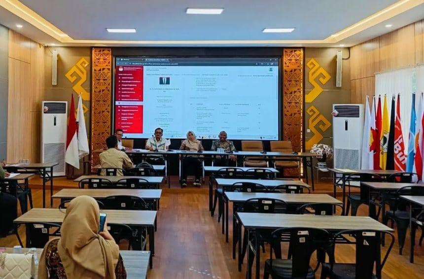Penyerahan hasil verifikasi administrasi paslon Pilwakot Bandar Lampung 2024. (Dok. KPU Bandar Lampung).