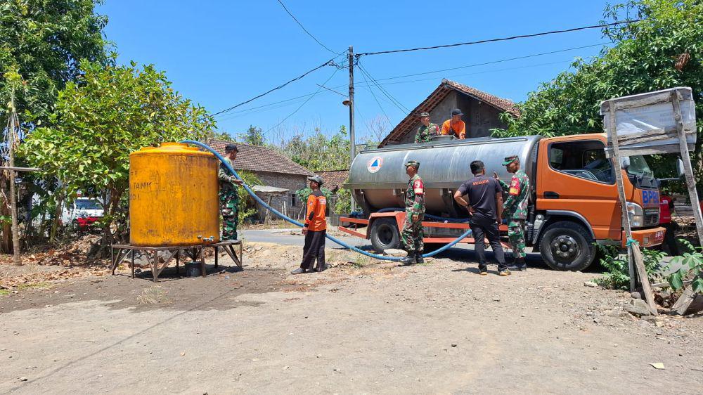 Warga antri air bersih dari dropping yang dilakukan BPBD Magetan. IDN Times/ Riyanto.