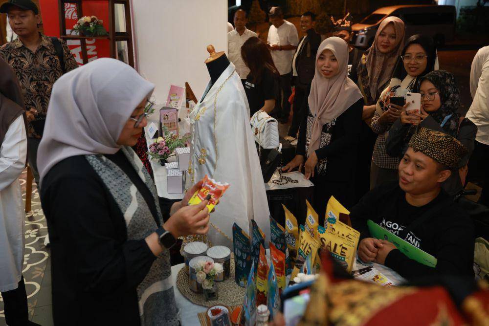 Sempat terpuruk karena kecelakaan kerja yang membuat kaki kirinya harus diamputasi, Feri Anwar kini bangkit dengan produk makanan ringan seafood "Pawonkoe". Fery bahkan masuk dalam 5 besar pemenang program inkubasi wirausaha pertanian, Jagoan Tani Banyuwangi. (Dok. Pemkab Banyuwangi)
