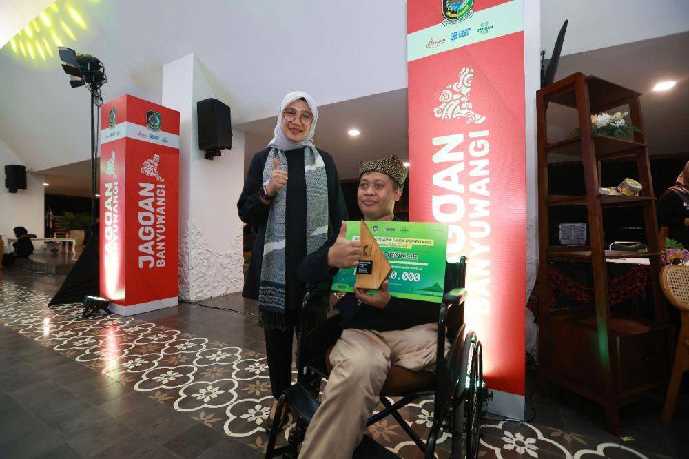 Sempat terpuruk karena kecelakaan kerja yang membuat kaki kirinya harus diamputasi, Feri Anwar kini bangkit dengan produk makanan ringan seafood "Pawonkoe". Fery bahkan masuk dalam 5 besar pemenang program inkubasi wirausaha pertanian, Jagoan Tani Banyuwangi. (Dok. Pemkab Banyuwangi)