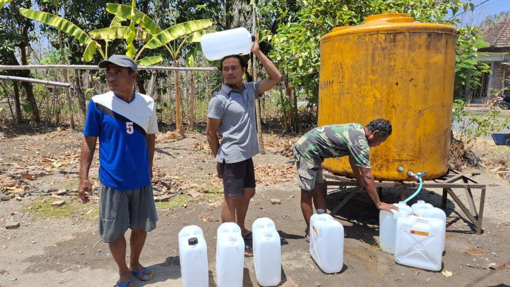 Warga antri air bersih dari dropping yang dilakukan BPBD Magetan. IDN Times/ Riyanto.